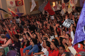 Público majoritariamente feminino recebeu Dilma com festa