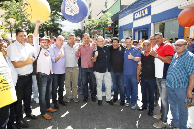 Vagner Freitas (terceiro da direita pra esquerda) comemora a paralisação do setor de transportes no dia 28