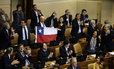 Congressistas chilenos comemorando a aprovação do PL do aborto.