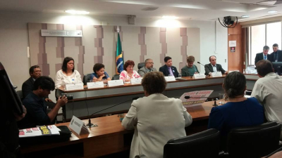 Graça (de rosa) durante mesa de lançamento da Frente