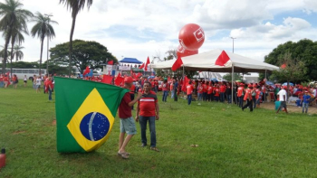 Saída dos manifestantes do Mané Garrincha em direção ao Congresso. A marcha para dizer Não ao golpe é engrossada por mais trabalhadores e trabalhadoras que deixaram o serviço. Mais de 20 mil pessoas estiveram no ato.