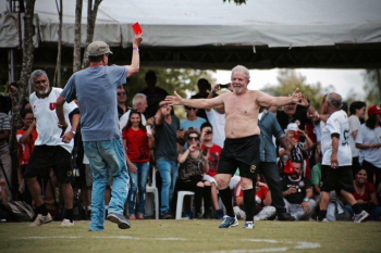 Lula é perseguido e expulso da partida por jogar a camisa para torcida (foto: Ricardo Stuckert)