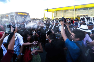 Polícia reprime manifestação de mulheres (Foto: Marcelo Casal Jr. - Agência Brasil)