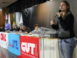 Beatriz Cerqueira (Bia), coordenadora geral do SInd-UTE, durante a reuniÃ£o do Comando de Greve, que antecedeu a assembleia desta quinta-feira