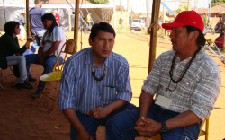 Carlos (Ã  esquerda) conversa com lideranÃ§a Terena