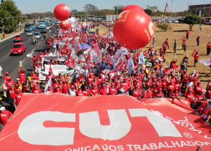 O bandeirÃ£o da CUT voltou a ocupar seu espaÃ§o no coraÃ§Ã£o da capital federal