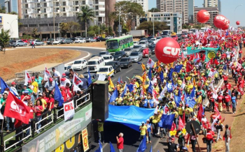 Rumo ao Congresso Nacional, milhares marcham pela educaÃ§Ã£o e pelo trabalho decente em BrasÃ­lia