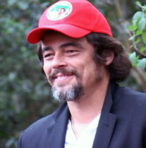 BenÃ­cio Del Toro com o bonÃ© do MST