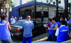 CÃ©lio de Souza, diretor do Sindicato, em manifestaÃ§Ã£o na porta da Bantec: crime antissindical serÃ¡ derrotado