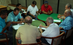 Trabalhadores (esquerda) negociam com a Camargo Correa