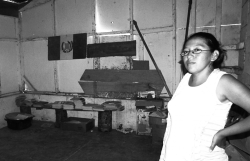 Professora Jaqueline mostra a "biblioteca" da escola guatemalteca