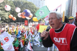 Julio Turra, da Executiva Nacional da CUT, durante ato em SÃ£o Paulo no dia 11 de julho
