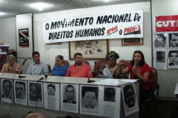 Secom/CUT Rose Nogueira (com o microfone) fala no sindicato