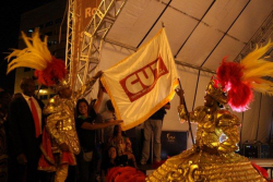 Mestre-sala e porta-bandeira da Tom Maior seguram o pavilham da CUT