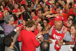 Nos braÃ§os do povo: Dilma vai para o abraÃ§o