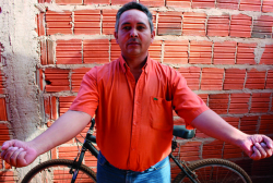 AntÃ´nio Martins: sem dinheiro, com dores e sequelas.