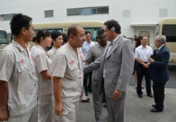 Artur conversa com trabalhadores da empresa Yingli