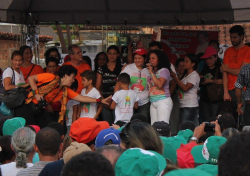 Carmem Foro (CUT) abraÃ§a dona Maria Joelma, viÃºva de Dezinho. Ao lado no palanque, os artistas Osmar Prado, Camila Pitanga e LetÃ­cia Sabatela