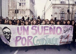 Povo marcha em apoio a Allende