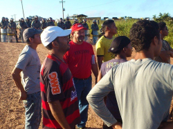Donizete, vice-presidente do Sticcero, negocia com os trabalhadores