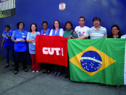 Com bandeiras da CUT e do Brasil nas mÃ£os, trabalhadores exigem justiÃ§a