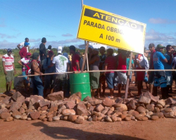 Trabalhadores improvisam barricada para cobrar diÃ¡logo com Camargo Correa