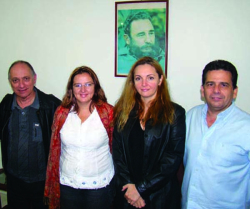 Rosane (centro) no Consulado