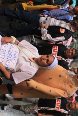 Trabalhadores da indÃºstria de alimentaÃ§Ã£o em protesto bem humorado sobre setor frigorÃ­fico