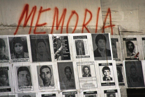 Nos muros da Guatemala, as fotos nÃ£o dÃ£o margem Ã  polÃ­tica oficial do "esquecimento"