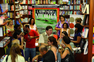 LatifÃºndio Midiota foi lanÃ§ado na Livraria Martins Fontes da avenida Paulista
