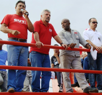Da esq. para a dir: Erci, Paulo Peres (pres. do Sintraconst), representante da comissÃ£o de negociaÃ§Ã£o e Luiz Queiroz durante assembleia