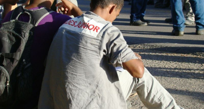 OperÃ¡rios aguardam sentados negociaÃ§Ã£o com Mendes JÃºnior