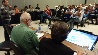 Para o professor Pignati (em pé), a preocupação com o agronegócio deve vir acompanhada com avaliação sobre impactos da monocultura aos trabalhadores e comunidades