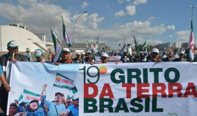 Trabalhadores da Contag participam do Grito da Terra, em BrasÃ­lia