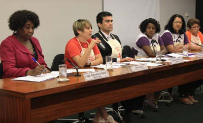 Rosane (segunda da esquerda para a direita) alertou que mudanÃ§as na legislaÃ§Ã£o devem vir acompanhadas de polÃ­ticas pÃºblicas