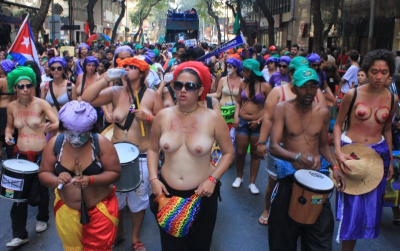 De peito aberto para cobrar os mesmos direitos, inclusive o de andar sem camisa