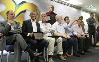 Meneguelli, Vicentinho, Kjeld, JoÃ£o FelÃ­cio, Luiz Marinho e Artur (sentados) e Vagner Freitas (em pÃ©): presidente e ex-presidentes reunidos