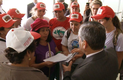 ElisÃ¢ngela AraÃºjo (de bonÃ© branco) e Carmen Foro (de lilÃ¡s) entregam documento final ao ministro Gilberto Carvalho