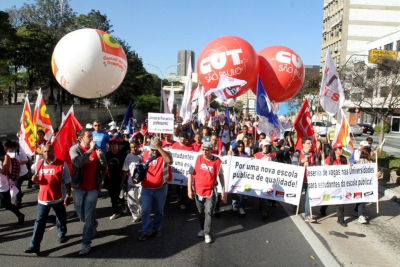 Manifestantes sobem a Avenida ConsolaÃ§Ã£o apÃ³s deixarem a PraÃ§a da RepÃºblica