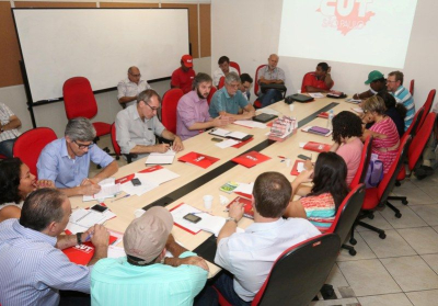 Dirigentes da CUT e lideranÃ§as rurais durante encontro para organizaÃ§Ã£o do macrossetor (Foto: Roberto Parizotti|)