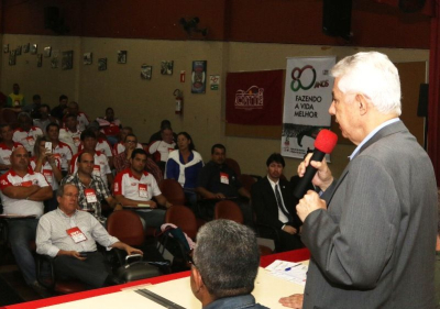 O deputado federal Arlindo Chinaglia (PT-SP) esteve presente no seminÃ¡rio e elogiou a capacidade de os trabalhadores superarem as diferenÃ§as para iniciarem o diÃ¡logo (Foto: Roberto Parizotti)