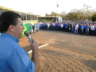 SÃ©rgio Frigieri, diretor do Sindicato, durante assembleia na IESA, em Araraquara