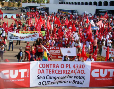Manifestantes afirmaram repÃºdio ao PL 4330 que amplia precarizaÃ§Ã£o das relaÃ§Ãµes trabalhistas