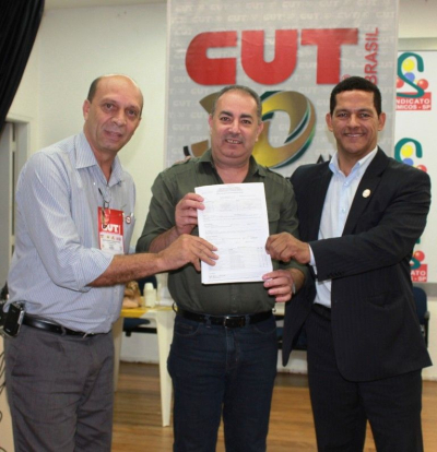 Luiz GalvÃ£o, Nobre e Eustasia durante entrega da do documento de sindicalizaÃ§Ã£o de 42 sindicatos de caminhoneiros (Foto: AndrÃ© Accarini)