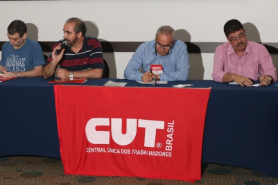 Plínio Pavão (assessor da Secretaria de Saúde do Trabalhador), Valeir, Antonio Goulart, da CNQ e Guterra durante o encontro (Foto: Roberto Parizotti)
