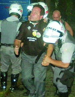 Jefferson Cabral sendo preso. Foto: UOL