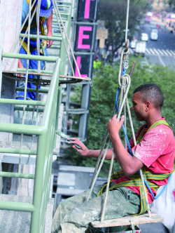 OperÃ¡rio pendurado em gambiarra no centro da capital paulista