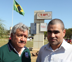 Siderlei, presidente da Contac/CUT, e Wilson, presidente da FederaÃ§Ã£o dos Trabalhadores na AlimentaÃ§Ã£o do MS, em frente ao frigorÃ­fico da Friboi