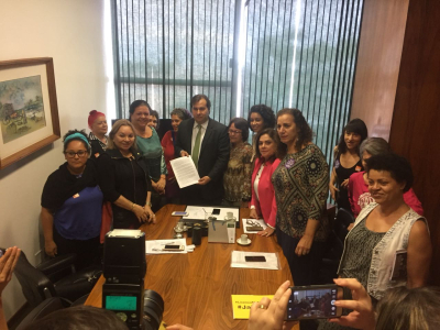 Mulheres entregando a carta para Rodrigo Maia