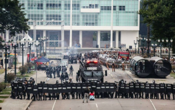 Aparato policial de Richa cerca a Alep e impede chegada dos manifestantes (Foto: App-Sindicato)